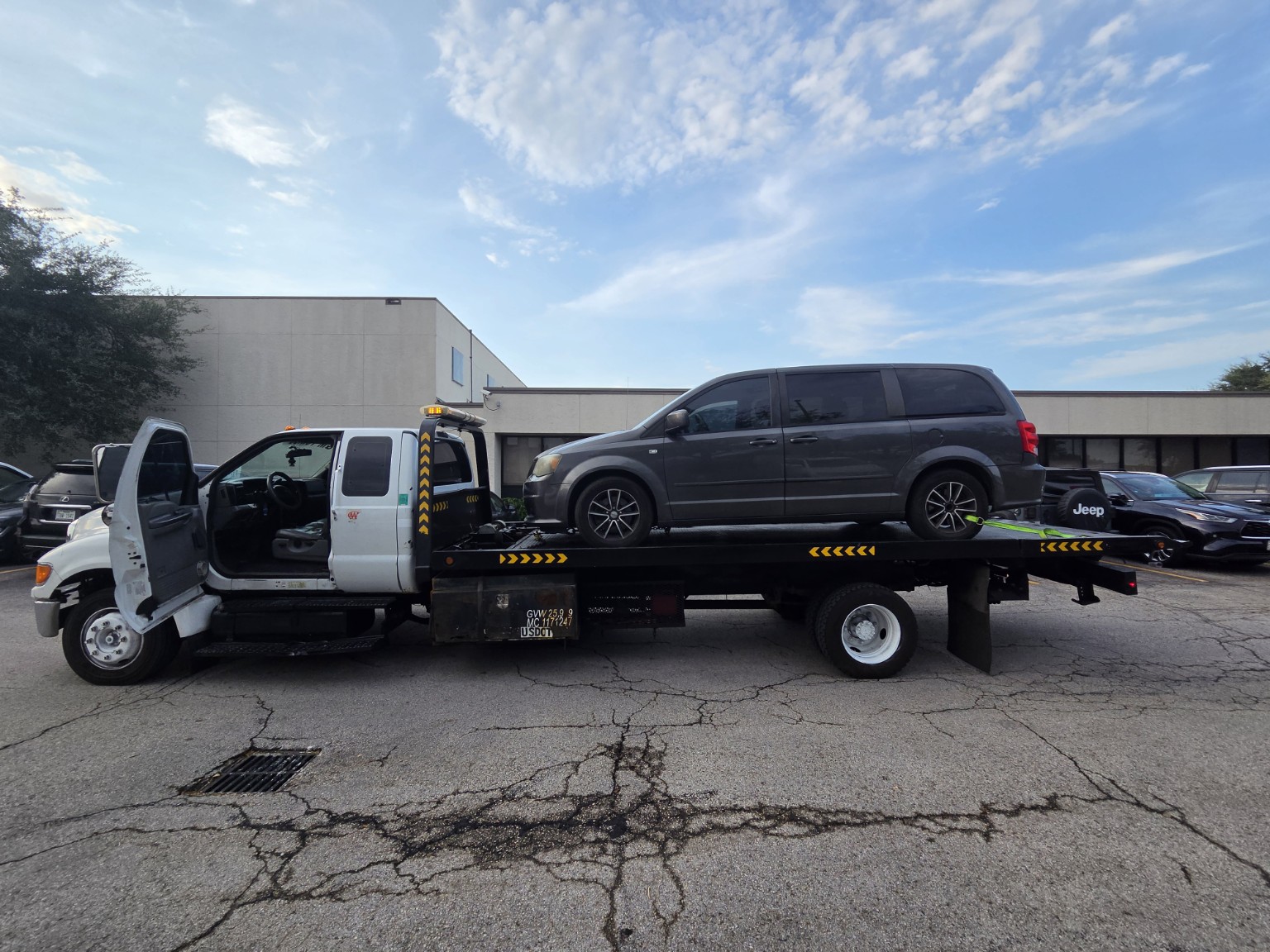 Flash Towing truck and SUV in Houston