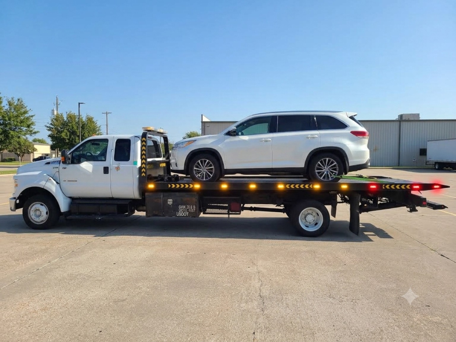 White SUV secured on Flash Towing flatbed in daylight